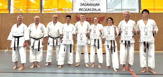 (von links) Das Prüfergremium Dr. Martina Lohmann, Klaus Fingerle, Prof. Dr. Diemand (alle 8. DAN) und die erfolgreichen Eppinger Prüflinge: Johannes Geng, Patrick Pruschwitz, Alisa Bregler, Helen Heil, Roland Heil und Dennis Heil | Foto: Karateverein Eppingen