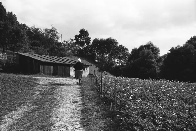 Hier meinte das Wetter es gut mit der rüstigen Diakonisse auf ihrem Weg nach Winterberg | Foto: Fotograf Roland Bauer, Winterberg