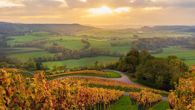 Die Sonne leuchtet über der Herbstlandschaft durch die Wolken. | Foto: Barbara Ziech
