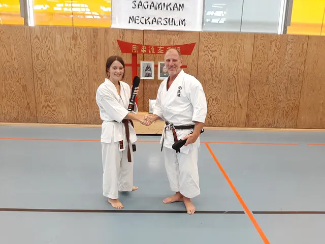 Dojoleiter Matthias Schäfer (rechts) gratuliert Helen Heil zur bestandenen Meisterprüfung (1. DAN). | Foto: Karateverein Eppingen