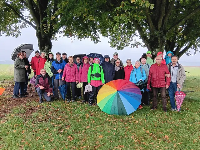 Bei leichtem Dauerregen fand die September-Seniorenwanderung des Schwäbischen Albvereins, Ortsgruppe Untersteinbach bei Büchelberg statt. Wanderführerin war Melita Hass. | Foto: Schwäbischer Albvereins, Ortsgruppe Untersteinbach / Dietmar Binder
