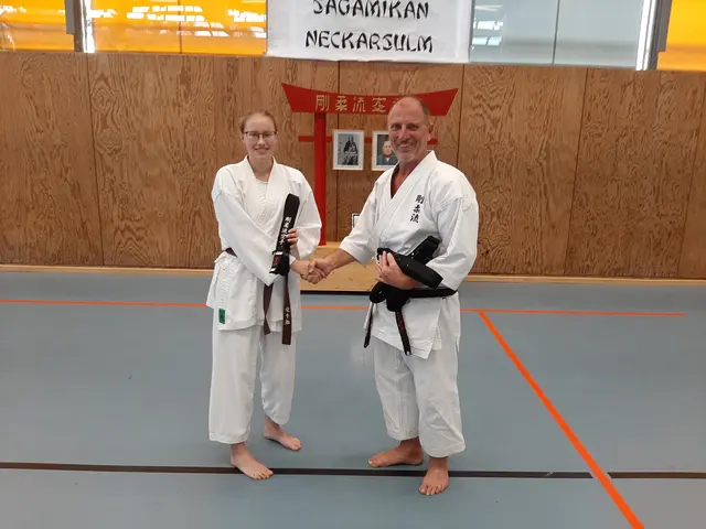 Dojoleiter Matthias Schäfer (rechts) gratuliert Alisa Bregler zur bestandenen Meisterprüfung (1. DAN). | Foto: Karateverein Eppingen