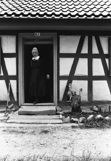 Schwester Marie vor ihrem Häuschen in Weilersbach, etwa eineinhalb Kilometer von Winterberg entfernt im Kochertal gelegen. | Foto: Fotograf Roland Bauer, Winterberg