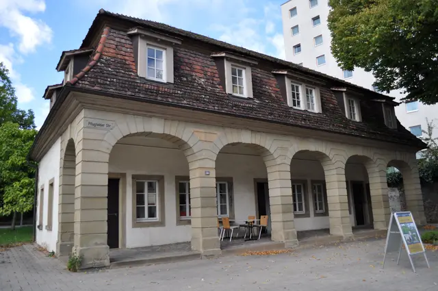 Erbaut wurde das Torhaus im Jahr 1760 unter Herzog Carl Eugen und hieß damals Leonberger Torhaus. | Foto: Daniela Somers