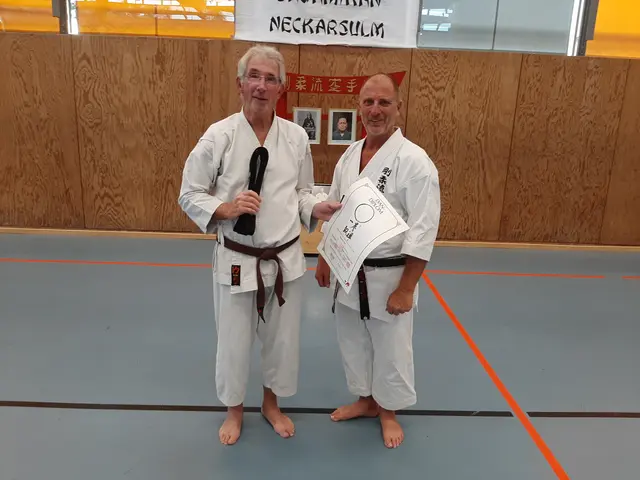 Dojoleiter Matthias Schäfer gratuliert Roland Heil (links) zur bestandenen Meisterprüfung (1. DAN). | Foto: Karateverein Eppingen