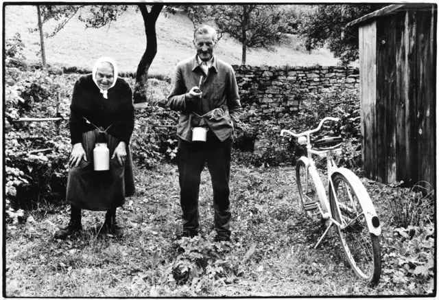 Kathe und Gottfried Wendel beim Beerenpflücken  | Foto: Fotograf Roland Bauer