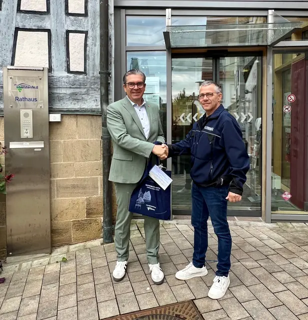 Der stellvertretende Bürgermeister Michael Meder (links) begrüßt den neuen Mitarbeiter Herrn Geide (rechts) herzlich vor dem Rathaus in Oberstenfeld.  | Foto: Gemeinde Oberstenfeld 
