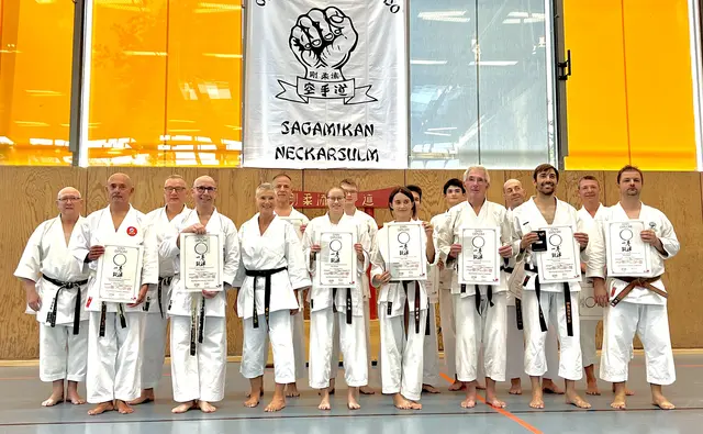 Die Prüfungskommission und alle DAN-Prüflinge nach der erfolgreichen Prüfung. | Foto: Karateverein Eppingen