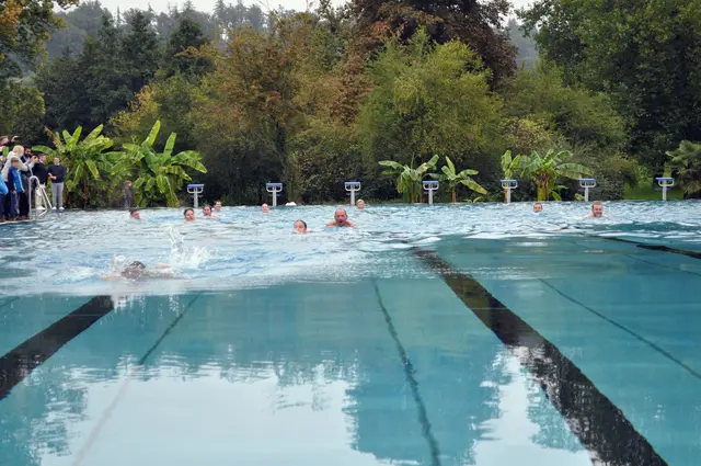 Einige schwimmen mehrere Bahnen. Aber der größte Teil belässt es bei einer Bahn. | Foto: Daniela Somers