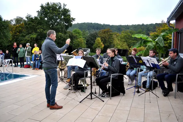Auch musikalische Umrahmung ist da. Der Musikverein Edelweiß spielt auf. | Foto: Daniela Somers