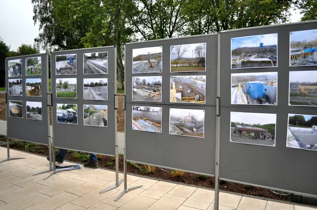 An Stellwänden sieht man die verschiedenen Bauarbeiten die bisher durchgeführt wurden.  | Foto: Daniela Somers