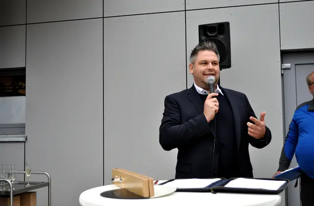 Unser Bürgermeister Andreas Vierling begrüßt die interessierten Bürger. | Foto: Daniela Somers