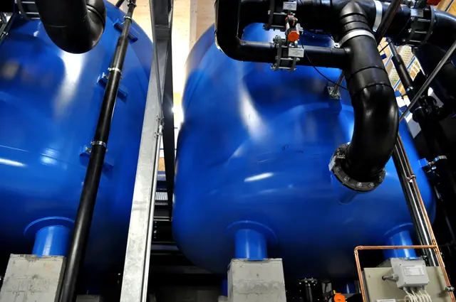 Einige große Wassertanks stehen hier. | Foto: Daniela Somers