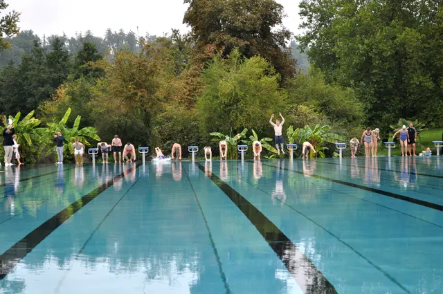 Probeschwimmen im Freibad Untergruppenbach. Die ganz Harten springen auch bei knapp 16 C ins neue Becken. | Foto: Daniela Somers