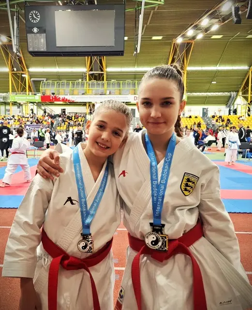 v. l. n. r.: Die Geschwister Enie Schulz und Zoe Schulz | Foto: TSV Bönnigheim Abteilung Goju Ryu Karate