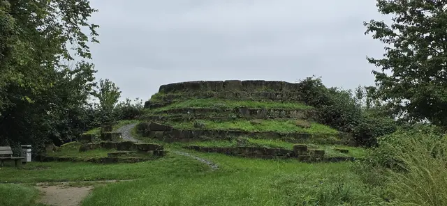Die Erhebung wird natürlich "bestiegen", um die Aussicht zu genießen. | Foto: privat Sibylle Tröber