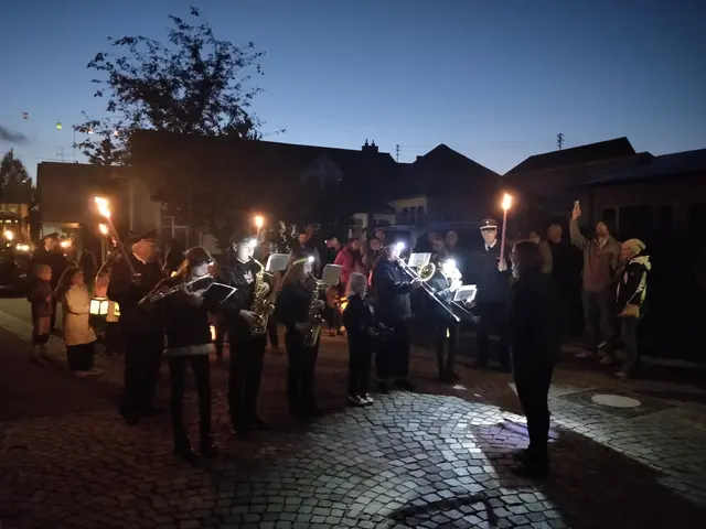 Das Schülerorchester führte den Umzug an | Foto: Stefan Seiz