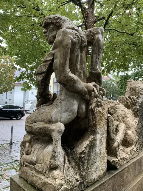 Skulptur "Schwarze Hofmännin" rechter Teil Rückseite linker Arm nach den Ketten greifend | Foto: FrauenRäume