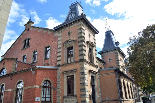 Dieser historische Saalbau aus der späten Gründerzeit ist die Musikhalle. 1889/90 geplant von Albert Bauder und Johann Schmohl.Der Fabrikant Hermann Franck, ein Nachkommen von Johann Heinrich Franck (Gründer der Zichorienkaffeefabrik: Heinrich Franck Söhne GmbH) stiftete dieses Gebäude. Nach wie vor wird das Gebäude für kulturelle Veranstaltungen genutzt. | Foto: Daniela Somers