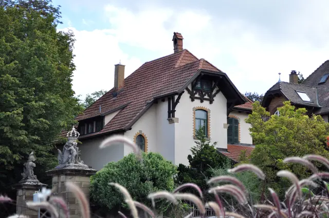 In Ludwigsburg gibt es viele Villen zu sehen. Diese Villa wurde 1899 erbaut. Mehr konnte ich dazu nicht heraus finden. Links davor sieht man noch Reste der Stadtmauer. (Gegenüber Stuttgarter Torhaus). | Foto: Daniela Somers