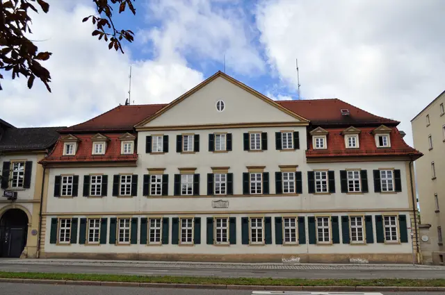 Cotta-Haus. Hier wohnte Friedrich Schiller in den Jahren zwischen 1768- 1773 und besuchte von dort aus die damalige Lateinschule gegenüber dem Rathaus. In diesem Haus war auch die Buchdruckerei Cotta. Die Familien Cotta und Schiller waren wohl befreundet. Schiller lernte hier auch das Handwerk des Buchdrucks kennen. | Foto: Daniela Somers