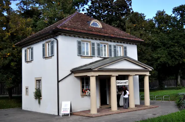 Das Heilbronner Torhaus. Erst 1802 erbaut. Und die Architektur hebt sich von den anderen Torhäusern deutlich ab. Vermutlich wurde es vom Hofbaumeister Nikolaus Friedrich von Thouret entworfen.  | Foto: Daniela Somers