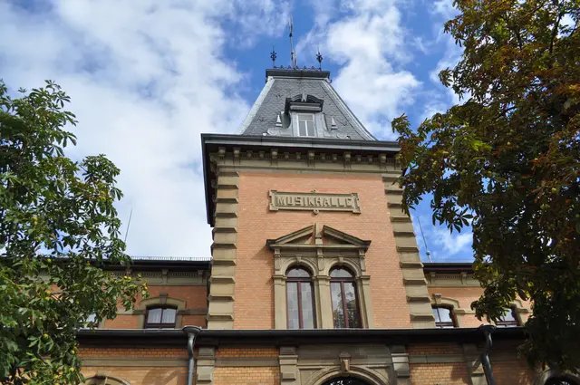 Die Musikhalle. Die Dachformen orientieren sich am französischen Renaissancestil. Dieses Gebäude ist bestimmt im Inneren superinteressant. Vielleicht gibt es für mich mal die Möglichkeit es zu besichtigen. | Foto: Daniela Somers