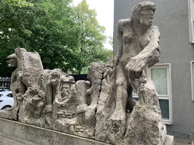Denkmal "Schwarze Hofmännin" in Böckingen dreiteilig von links
"Thron der Macht" - "Die Zeit" oder „Ketten der Unterdrückung“ - "Margarete Renner" | Foto: FrauenRäume