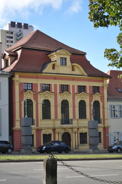 Der sogenannte Grafenbau. Dieses kleine repräsentative Rokokopalais wurde 1724/25 nach einem Entwurf von Baumeister Donato Giuseppe Frisoni als Amtssitz des herzoglichen Ministers Carl Friedrich Wilhelm  von Grävenitz erbaut.
  | Foto: Daniela Somers