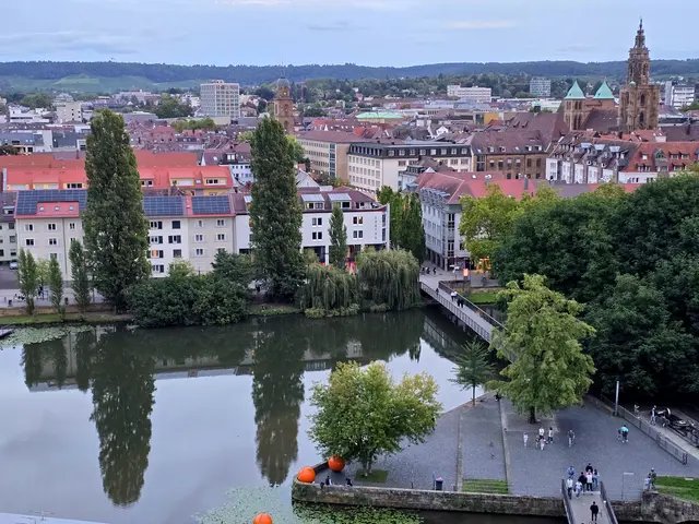 Adolf-Cluss-Brücke führt in die Innenstadt  | Foto: Heidrun Rosenberger