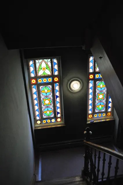 Blick ins Treppenhaus des Versammlungshauses. In den Räumen waren zuviele Besucher. Da konnte ich einfach nicht fotografieren. | Foto: Daniela Somers