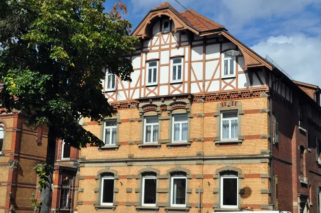 Eines der schönen Häuser die ich auf meinem Gang durch Ludwigsburg gesehen habe. Dieser giebelständige Backstein-Werksteinbau wurde von Hugo Assenheimer in historisierenden Formen erbaut. | Foto: Daniela Somers