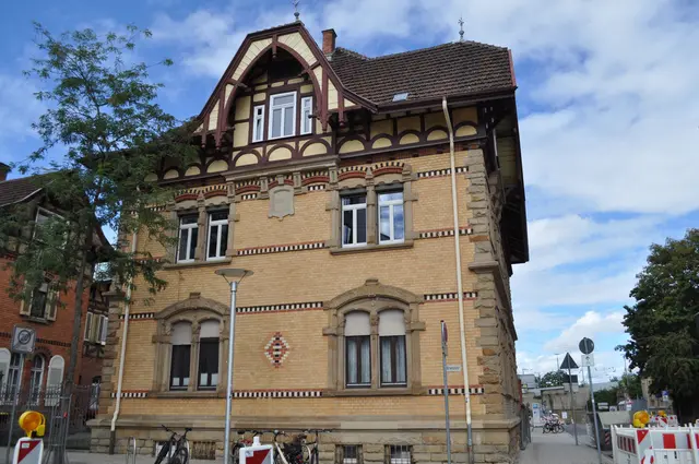 Im vorbei gehen entdeckt. Erbaut 1889/90. Auch dieser stattliche Backsteinbau mit Werksteingliederung und Fachwerkteilen im Schweizerhausstil wurde von Albert Bauder gebaut. | Foto: Daniela Somers
