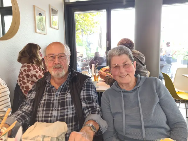 Bernhard Kaupp und Elisabeth Abraham ließen sich das Eis schmecken. | Foto: Claudia Jäger