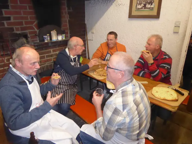 Männer im Gespräch | Foto: in kontakt