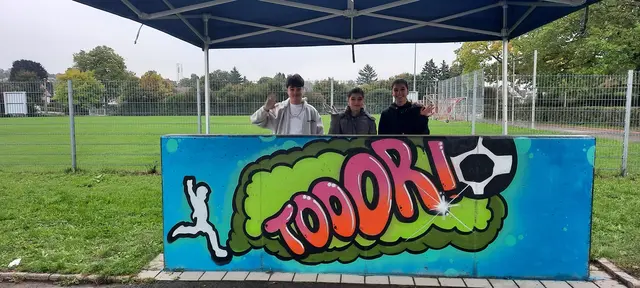 Die stolzen Schüler präsentieren ihr Werk. Morgen in der großen Pause kann das Torwandschießen beginnen. | Foto: Leintal-Schule