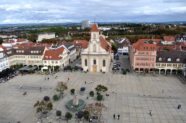 Blick auf den Marktplatz. Vorne der Marktbrunnen. Dahinter die kath. Kirche  Zur Heiligsten Dreieinigkeit. | Foto: Daniela Somers