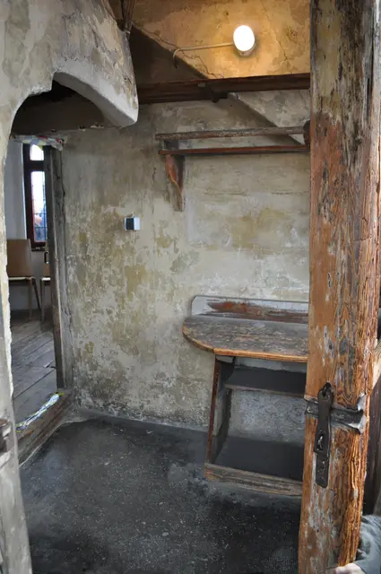 Oben angekommen. Hier war die Wohnung des Turmwächters. Dieser kleine Raum diente wohl als Badezimmern. | Foto: Daniela Somers