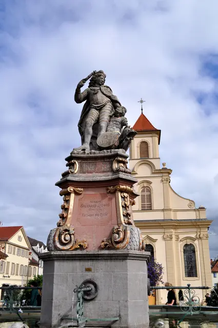 Marktbrunnen mit Denkmalstatue für den Gründer der Stadt Ludwigsburg, Herzog Eberhard Ludwig. Erschaffen wurde das Denkmal 1723 von dem Bildhauer Carlo Feretti. | Foto: Daniela Somers