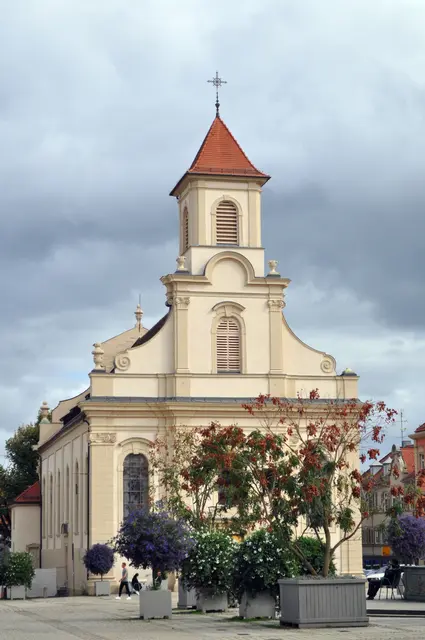 Kath. Kirche Zur Heiligsten Dreieinigkeit. Hier in Ludwigsburg stehen sich die evangelische und die katholische Kirche direkt gegenüber am Marktplatz. | Foto: Daniela Somers