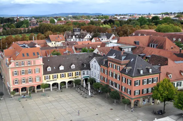 Blick auf den Marktplatz. Auch diese Häuser rund um den Marktplatz sind denkmalgeschützt. Die Bauweise mit den Arkaden finde ich sehr schön und zweckmäßig. | Foto: Daniela Somers
