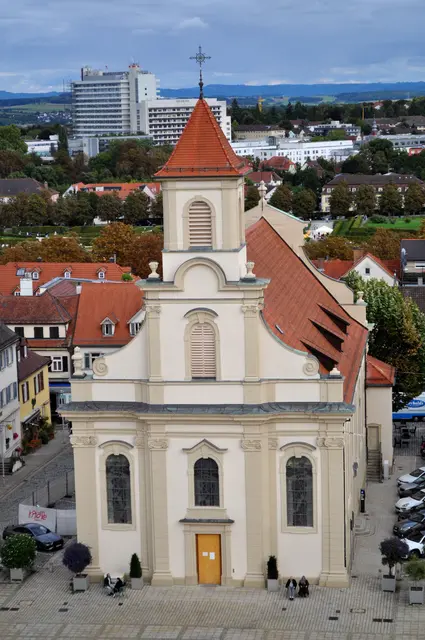 Die kath. Kirche  Zur Heiligsten Dreieinigkeit. Ab 1721 wurde die Kirche nach Plänen von Paolo Retti als lutherische Garnisonkirche erbaut. Schon 1781 wurde sie erweitert. Von 1810 ab wurde sie von beiden Konfessionen simultan genutzt. Nach dem Bau der neuen Garnisonkirche (heute Friedenskirche) 1903, wurde die Kirche den Katholiken überlassen und bekam den Namen: Zur Heiligsten Dreieinigkeit. | Foto: Daniela Somers