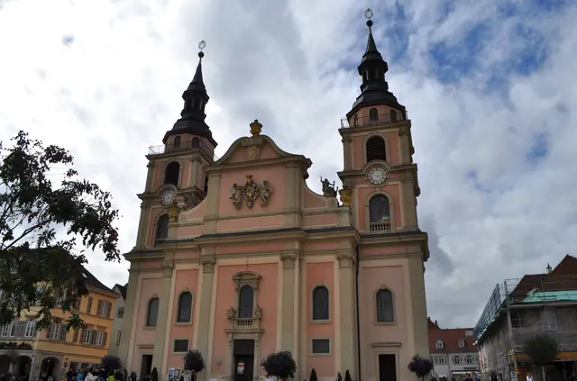 Auf den Kirchturmspitzen sind keine Kreuze und auch kein Hahn. Die Initialien von Eberhard Ludwig thronen auf den Kirchturmspitzen. | Foto: Daniela Somers