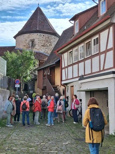 Die Gruppe bestaunt die Reste der Stadtmauer mit Wehrturm. | Foto: Foto Privat