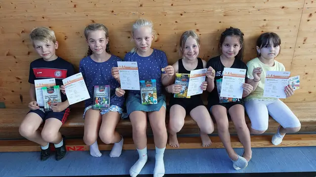 Nach der Sportabzeichenübergabe mit Geschenk. | Foto: privat