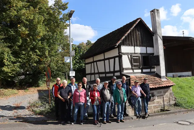 Kegler vor dem ehemaligen Gefängnis mit Brennerei in Harsberg | Foto: Marga Specht