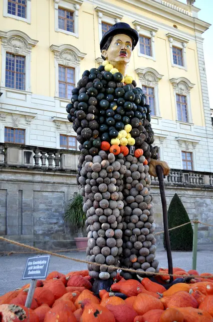 Charlie Chaplin macht sich gut mit dem Schloss im Hintergrund. | Foto: Daniela Somers