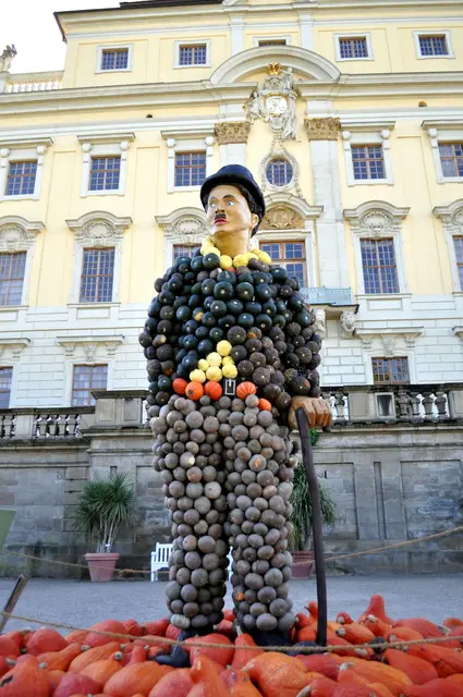 Charlie Chaplin macht sich gut mit dem Schloss im Hintergrund. | Foto: Daniela Somers