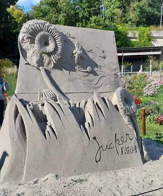 Ein phantastisches Überbleibsel der Sandskulpturenschau- schon leicht der Erosion anheim gefallen. | Foto: Foto privat