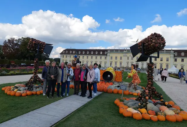 Am Filmset vor dem Schloss hatten die Kneippianerinnen ihren ersten Auftritt auf der Kürbisausstellung. | Foto: Foto privat
